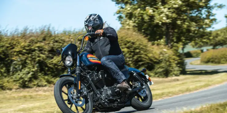 Harley Davidson 48 Vs Iron 1200 - On The Road