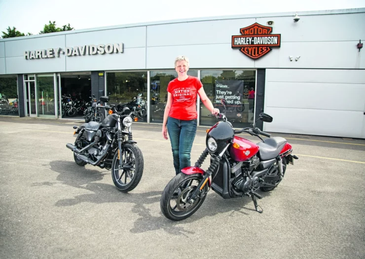 Harley Davidson Street Vs Iron 883 - 2 Harleys In Front Of A Store