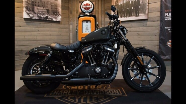 Harley Davidson Superlow Vs Iron 883 - In Showroom