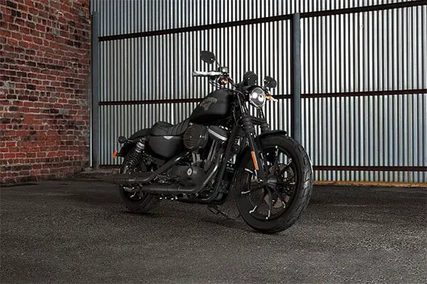 Harley Davidson Superlow Vs Iron 883 - In The Garage
