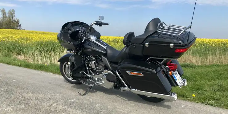 how much does a harley davidson road glide weight - harley davidson road glide parked on the side of the road