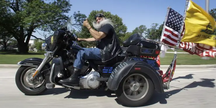 How To Mount A Big Flag On A Motorcycle - Professional Harley Davidson Rider With Flags Attached On Motorcycle