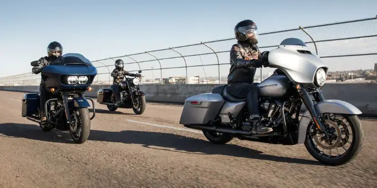 what is the difference between a road glide and a street glide